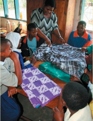 students receiving training in the tie and die techniques